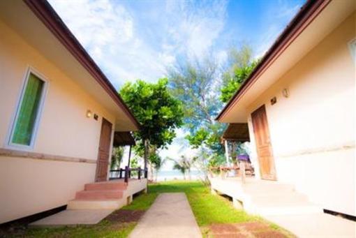 фото отеля Rattanapura Beach Resort