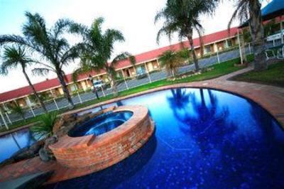 фото отеля BEST WESTERN Pines Country Club Motor Inn