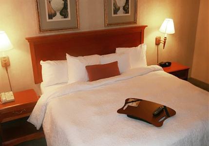 фото отеля Hampton Inn Long Island - Brookhaven