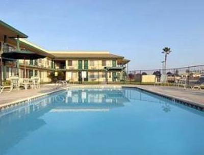 фото отеля Super 8 Motel Lindsay Olive Tree Inn