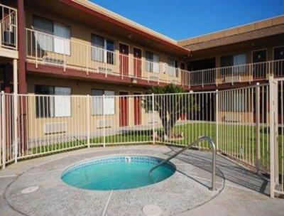 фото отеля Super 8 Motel Lindsay Olive Tree Inn
