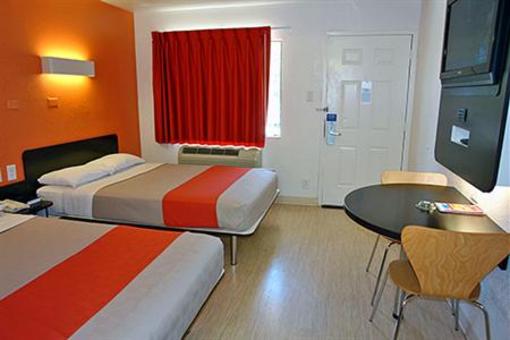 фото отеля Motel 6 San Antonio - Fiesta