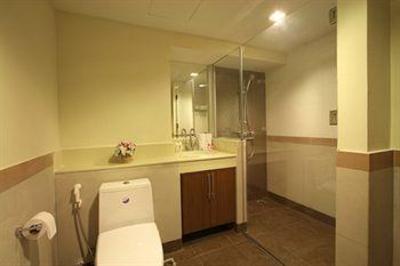 фото отеля Ballys Studio Suites Sukhumvit Bangkok