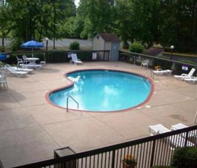 фото отеля Red Roof Inn Savannah - Midtown