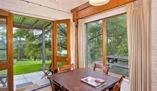 фото отеля King Parrot Cottages & Conference Retreat