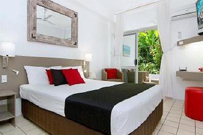фото отеля By the Sea Apartments Port Douglas
