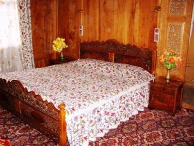 фото отеля Young Lucky Star Houseboats Srinagar