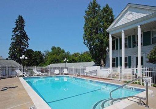 фото отеля Econo Lodge Inn & Suites Downtown Rensselaer (New York)