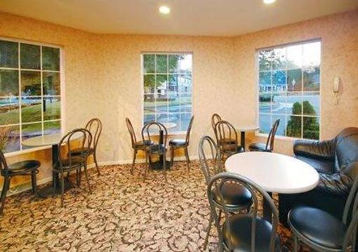 фото отеля Econo Lodge Inn & Suites Downtown Rensselaer (New York)