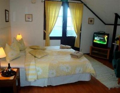 фото отеля Cronin's Cafe & Guesthouse