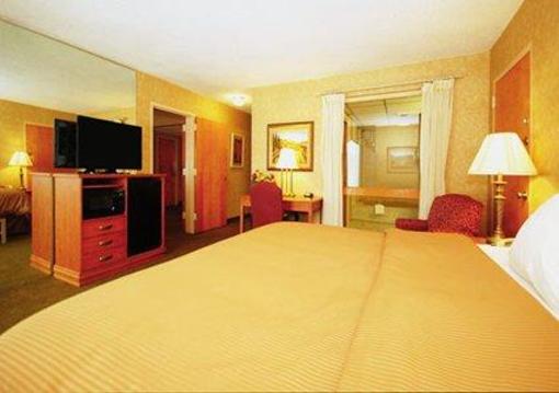 фото отеля Clarion Inn & Summit Center