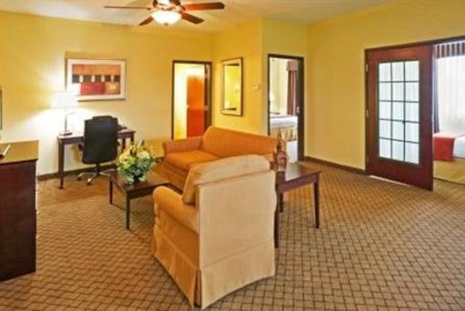 фото отеля Holiday Inn Express Hotel & Suites New Boston