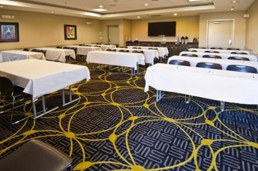фото отеля Holiday Inn Express & Suites Gonzales