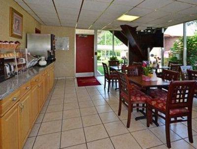 фото отеля Econo Lodge Inn & Suites Westfield