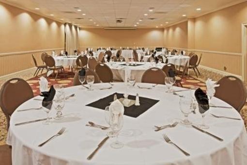 фото отеля Holiday Inn Hotel and Suites Savannah-Pooler