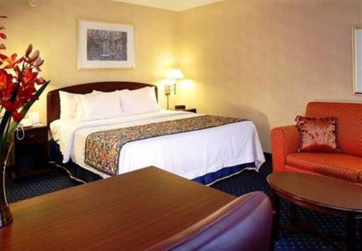 фото отеля Courtyard by Marriott Burlington Taft Corners