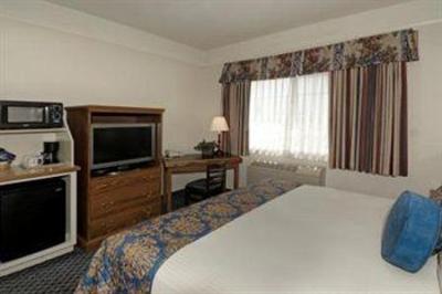 фото отеля Charter Inn & Suites