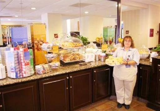 фото отеля Hampton Inn and Suites Charlottesville - At The University