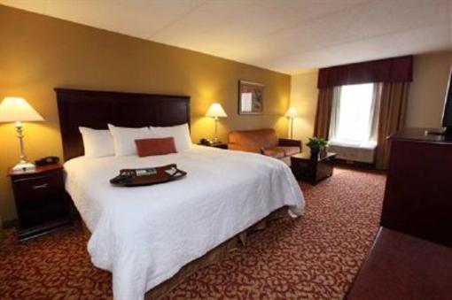 фото отеля Hampton Inn and Suites Charlottesville - At The University