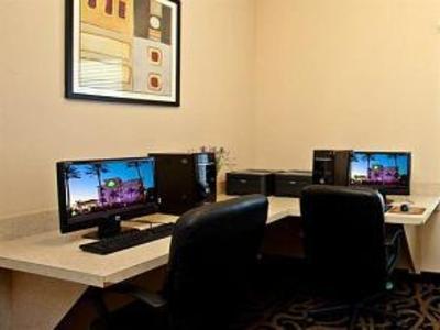 фото отеля La Quinta Inn & Suites Hawaiian Gardens