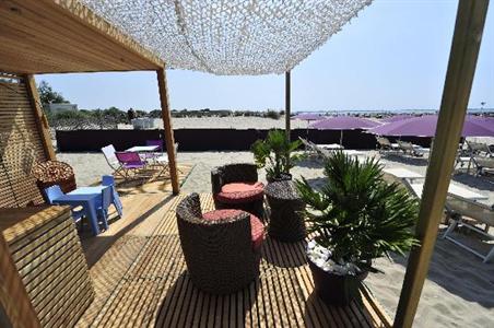 фото отеля Hotel De La Plage La Grande-Motte