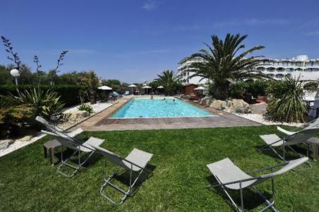 фото отеля Hotel De La Plage La Grande-Motte
