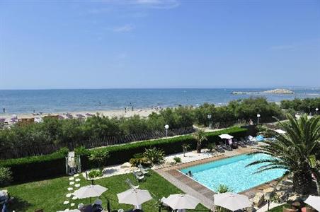фото отеля Hotel De La Plage La Grande-Motte