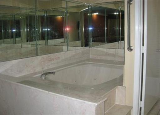 фото отеля Luxury Inn & Suites Liberty
