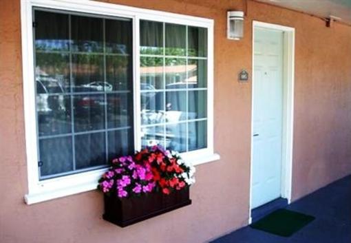фото отеля Tri-Valley Inn & Suites