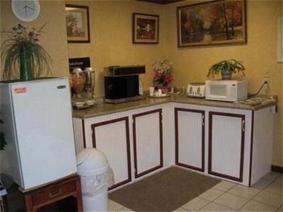 фото отеля Red Carpet Inn & Suites Plymouth