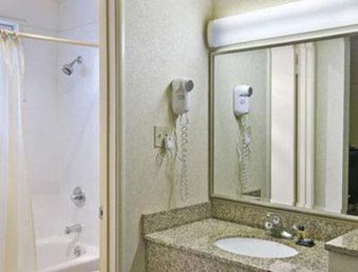 фото отеля Travelodge by the Bay