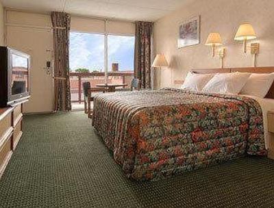 фото отеля Downtown Inn & Suites