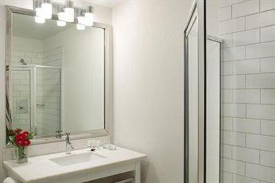 фото отеля Four Points by Sheraton Victoria Gateway
