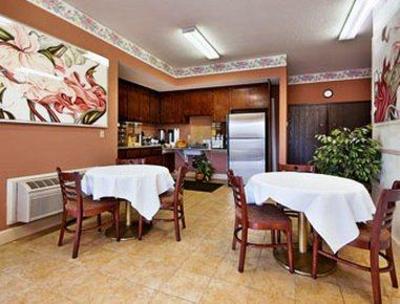 фото отеля Super 8 Berkeley El Cerrito