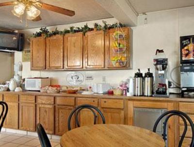 фото отеля Super 8 Park City/North Wichita