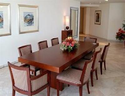 фото отеля Oasis Beach Tower Apartments
