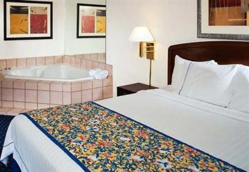 фото отеля Courtyard by Marriott Cleveland Airport/North