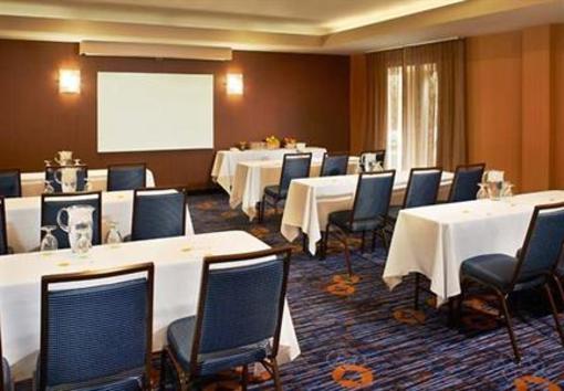 фото отеля Courtyard by Marriott Cleveland Airport/North