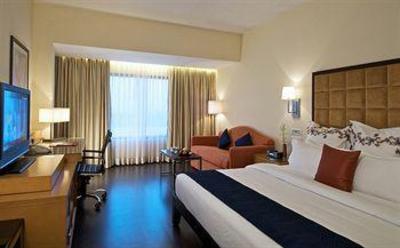 фото отеля The Gateway Hotel Athwalines Surat