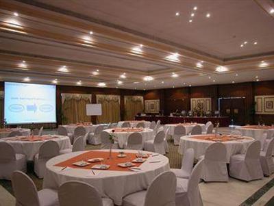 фото отеля The Gateway Hotel Athwalines Surat