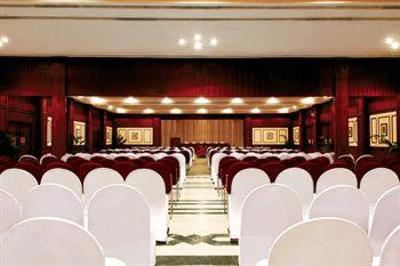 фото отеля The Gateway Hotel Athwalines Surat