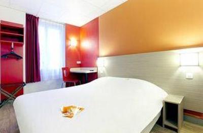 фото отеля Premiere Classe Paris Ouest Pont de Suresnes