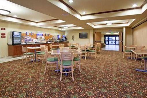 фото отеля Holiday Inn Express Hotel & Suites Douglas