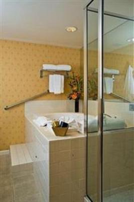 фото отеля Hilton New Orleans / St Charles Ave