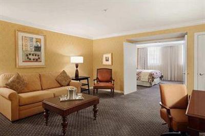 фото отеля Hilton New Orleans / St Charles Ave