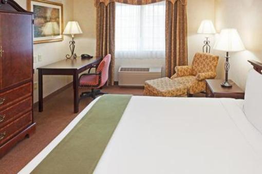 фото отеля Holiday Inn Express Hotel & Suites Boston-Marlboro