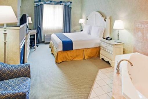 фото отеля Holiday Inn Express Hotel & Suites Boston-Marlboro