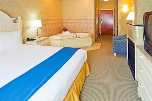 фото отеля Holiday Inn Express Hotel & Suites Boston-Marlboro