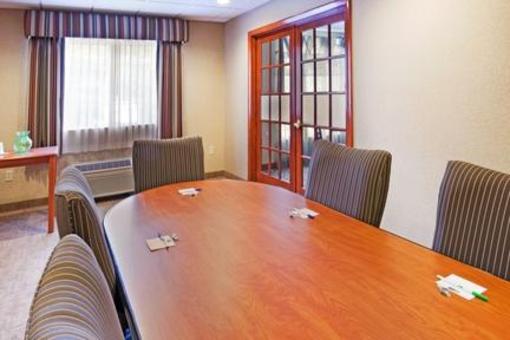 фото отеля Holiday Inn Express Hotel & Suites Boston-Marlboro