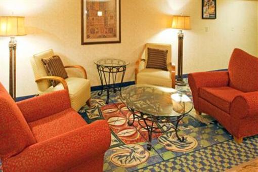 фото отеля Holiday Inn Express Hotel & Suites Boston-Marlboro